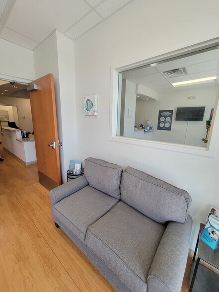 More Photos Of 2444-2474 Laurel Rd, Venice Freestanding For Lease