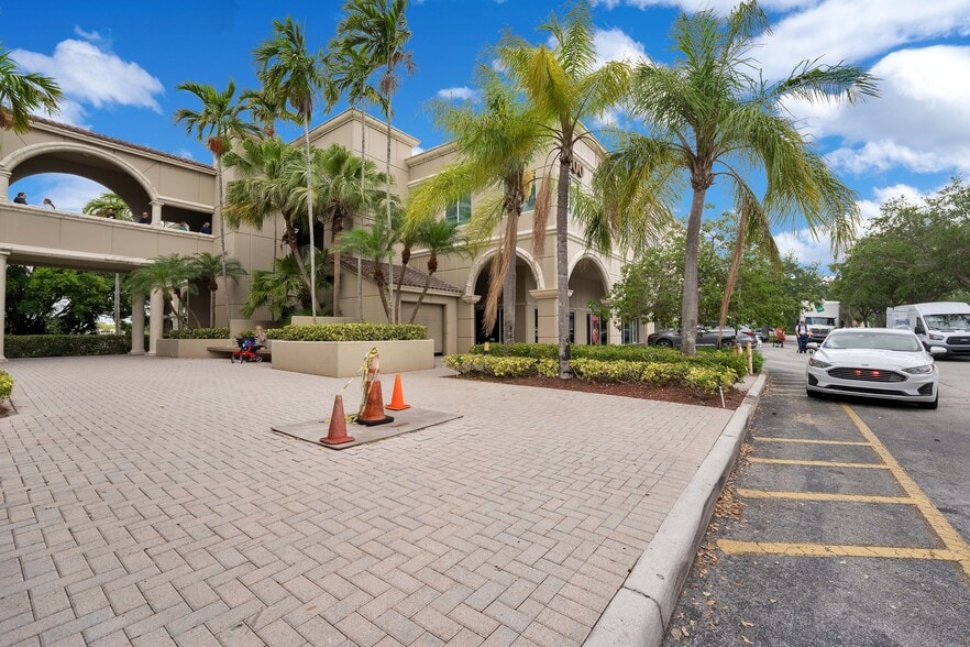 More Photos Of 400 N Hiatus Rd, Pembroke Pines Unknown For Lease