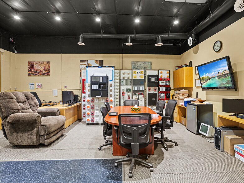 More Photos Of 1812 Victory Blvd, Glendale Flex For Sale