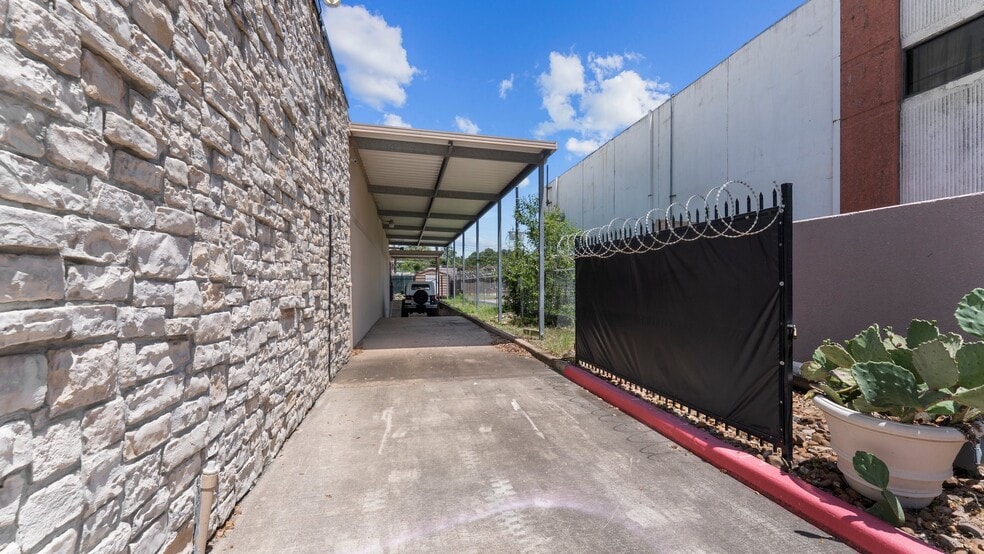 More Photos Of 16522-16536 Park Row, Houston Light Distribution For Sale