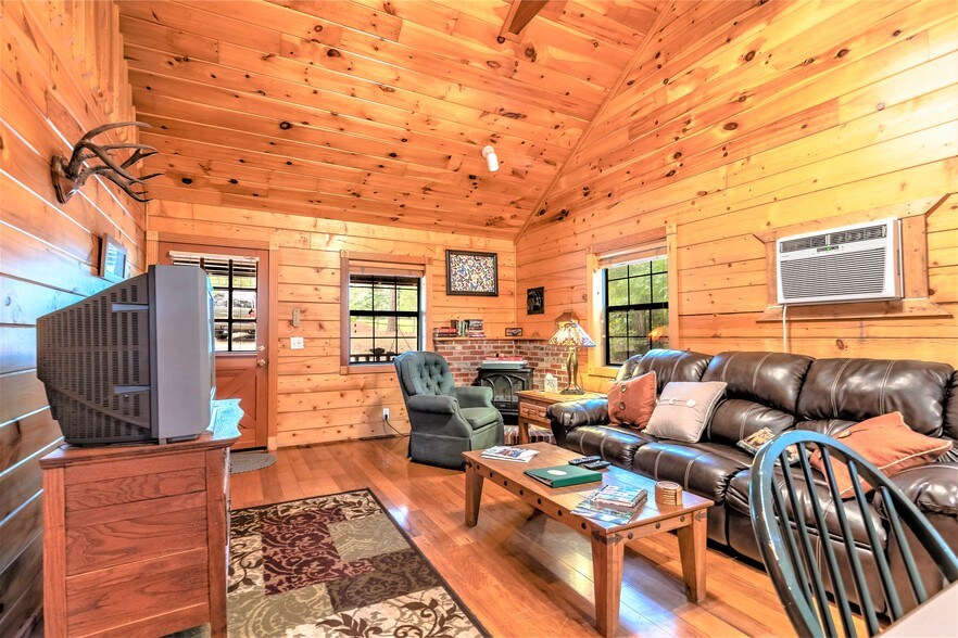 More Photos Of 15695 Highway 187, Eureka Springs Hotel For Sale