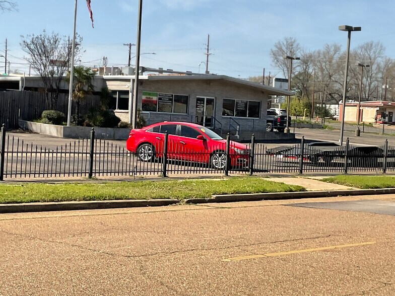 Primary Photo Of 208 E Grand Ave, Marshall General Retail For Sale