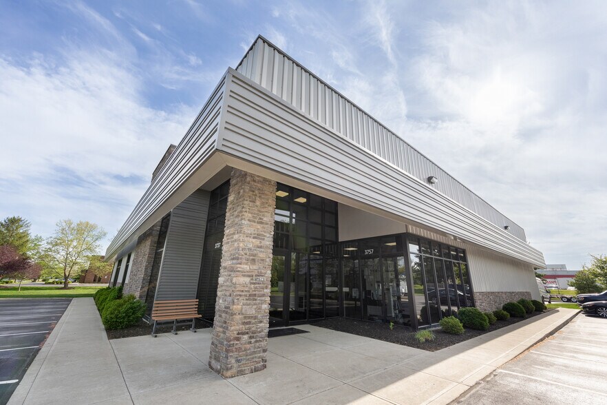 More Photos Of 3737-3757 Parkway Ln, Hilliard Showroom For Lease