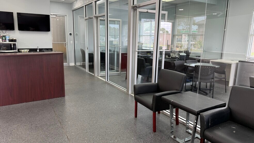 More Photos Of 2840 Manatee Ave E, Bradenton Showroom For Sale