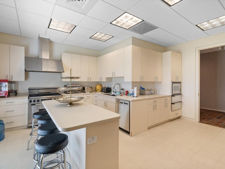 More Photos Of 15400 S US Highway 301, Summerfield Office For Sale