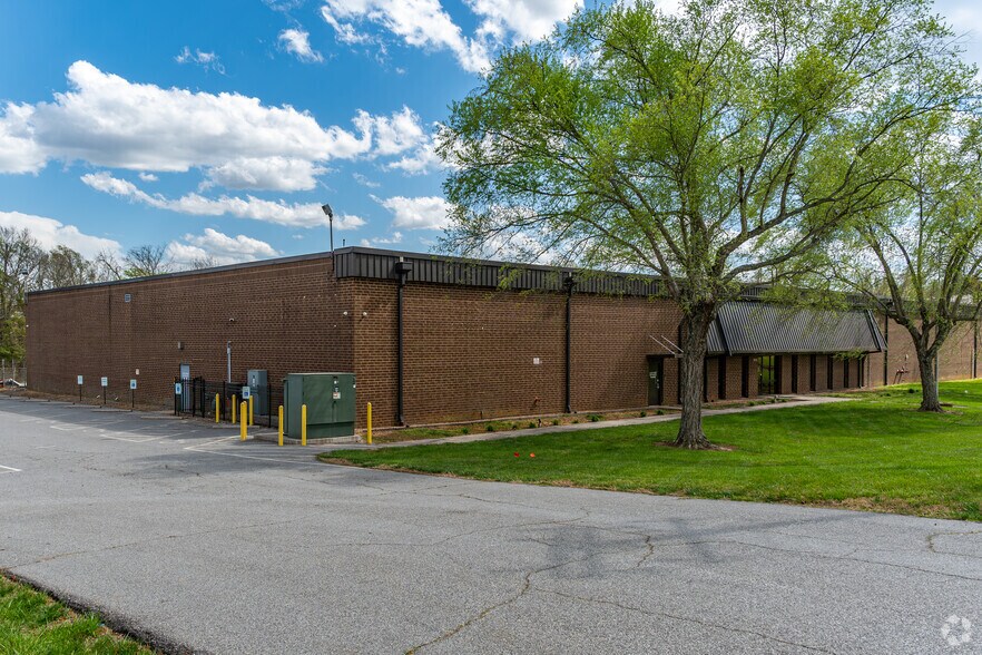 More Photos Of 7615 Boeing Dr, Greensboro Warehouse For Lease