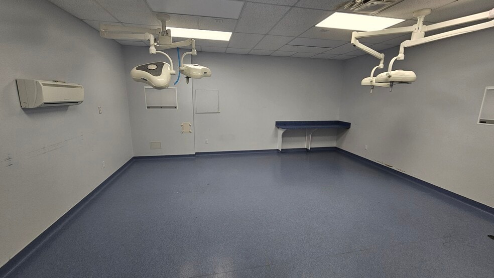 More Photos Of 6460 Atlanta Hwy, Alpharetta Veterinarian Kennel For Lease