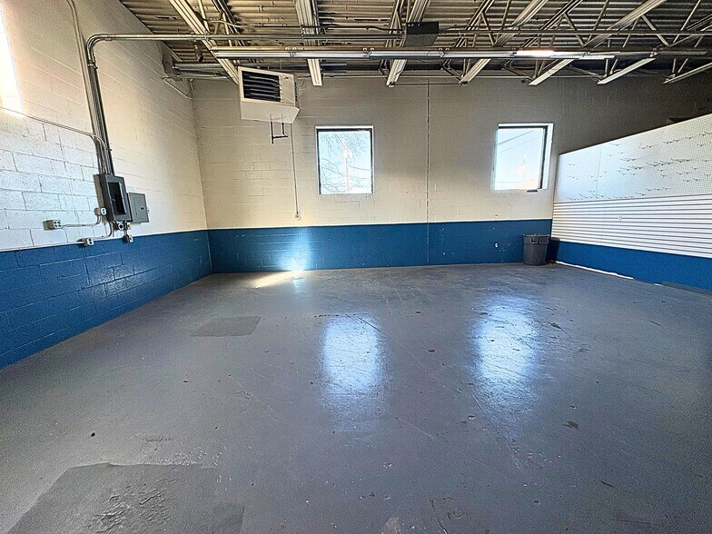 More Photos Of 123 Moore Rd, Weymouth Showroom For Lease