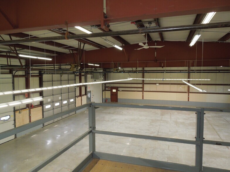 More Photos Of 62 Industrial Park Rd, Plymouth Warehouse For Lease