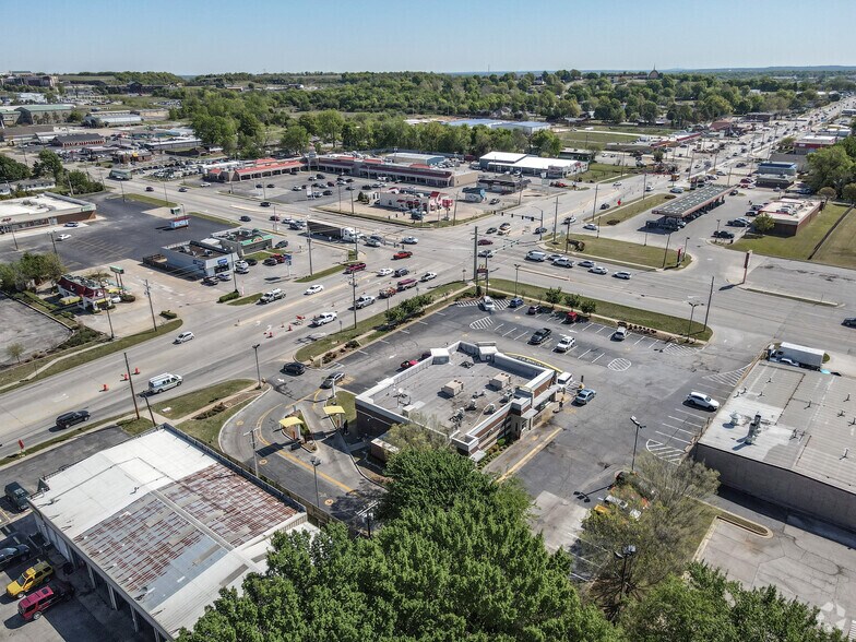 More Photos Of 830 N Elm Pl, Broken Arrow General Retail For Lease