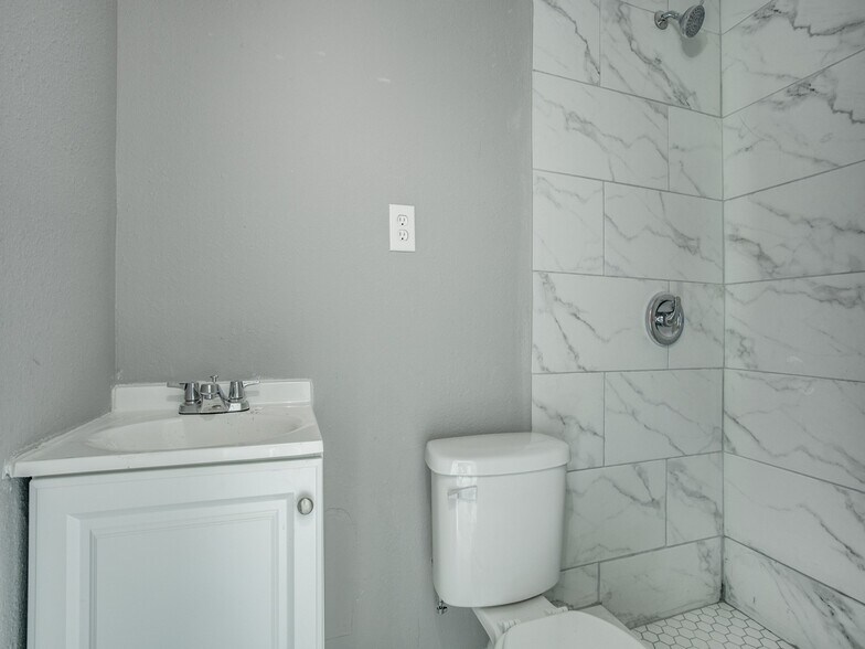 More Photos Of 810-812 Maltby St, Houston Apartments For Sale