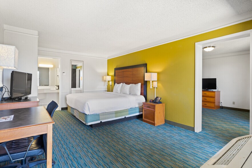 More Photos Of 2510 W Greenway Rd, Phoenix Hotel For Sale