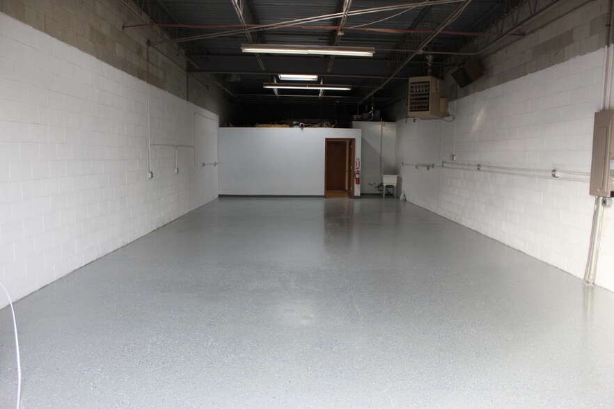 More Photos Of 1201-1219 Paramount Pky, Batavia Warehouse For Lease