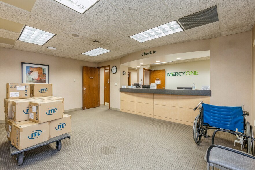 More Photos Of 303 University Ave, Des Moines Medical For Sale