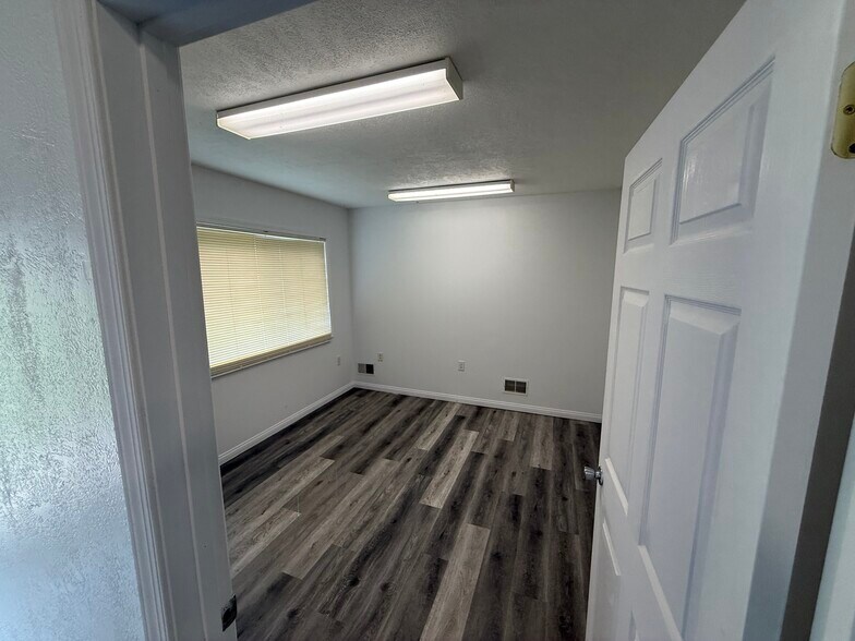 More Photos Of 811 Kim Dr, Mason Warehouse For Lease