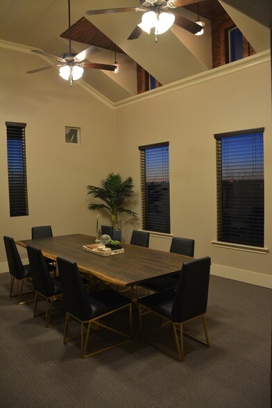 More Photos Of 13037 Quaker Ave, Lubbock Office For Lease