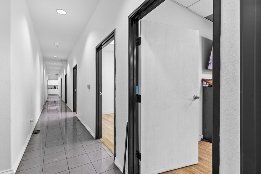 More Photos Of 9362 Eton Ave, Chatsworth Warehouse For Lease