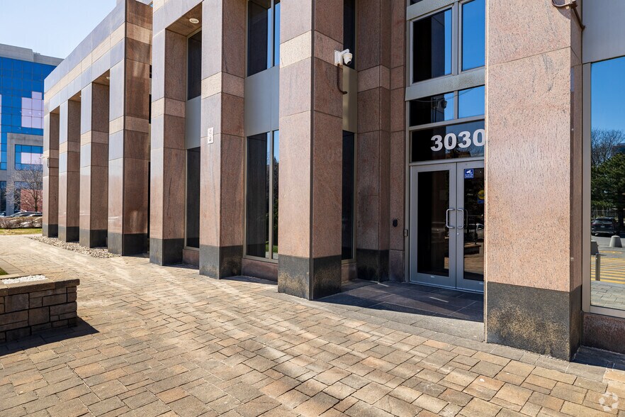 More Photos Of 3030 Boul Le Carrefour, Laval Medical For Lease