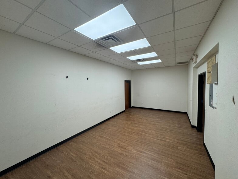 More Photos Of 1050 Meadows Dr, Round Rock Light Distribution For Lease