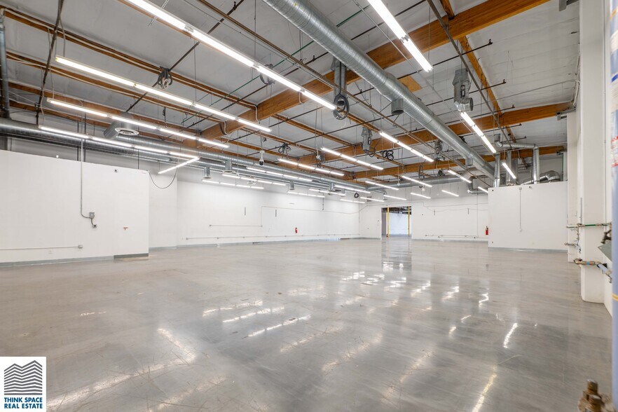 More Photos Of 9419 Mason Ave, Chatsworth Manufacturing For Lease