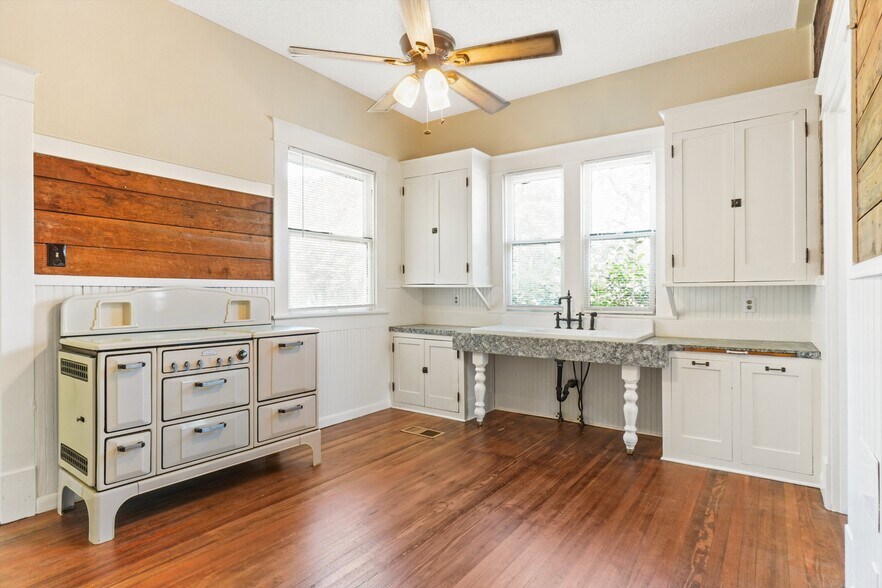 More Photos Of 1116 Lamar Ave, Paris Office For Sale