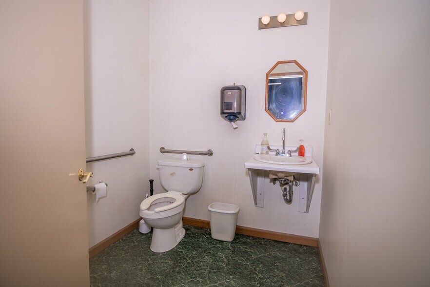 More Photos Of 3470 Belmont St, Bellaire Auto Salvage Facility For Sale