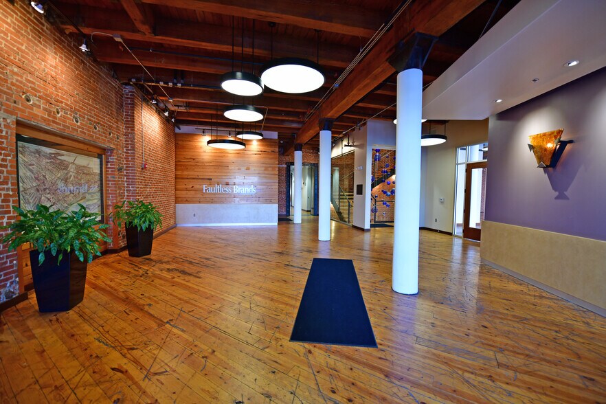 More Photos Of 1009 W 8th St, Kansas City Office For Lease