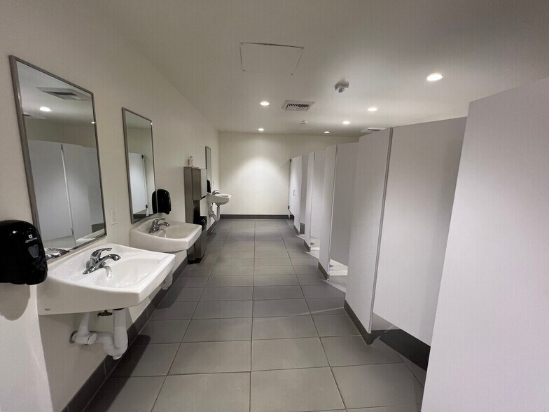 More Photos Of 3220 Winona Ave, Burbank Research And Development For Lease