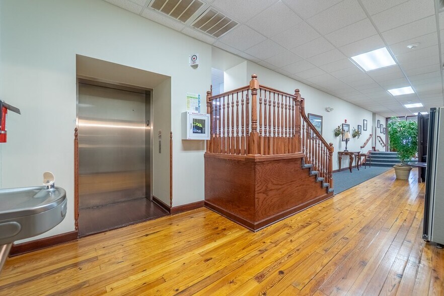 More Photos Of 9 Stewart St, Franklin Office For Sale