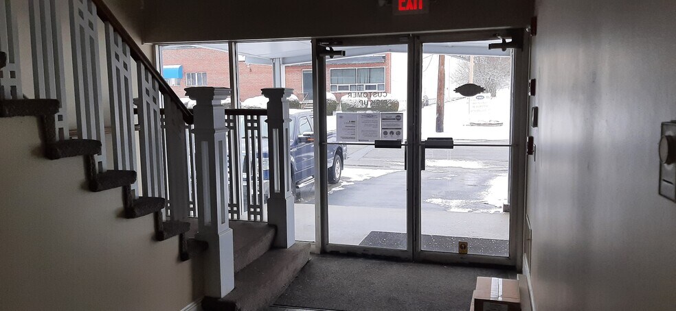 More Photos Of 80 Holton St, Woburn Service For Lease