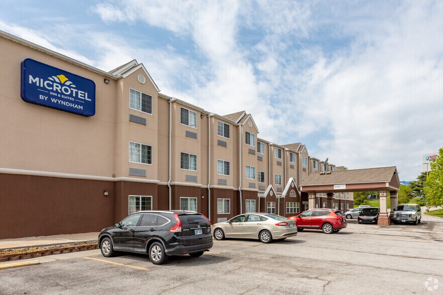 Primary Photo Of 11831 NW Plaza Cir, Kansas City Hotel For Sale