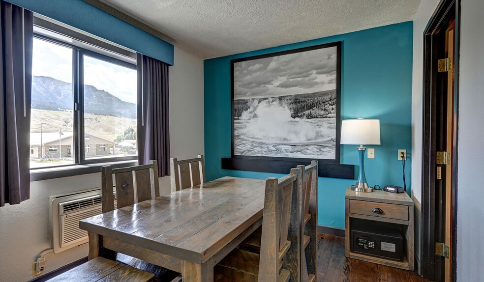 More Photos Of 702 Scott St, Gardiner Hotel For Sale