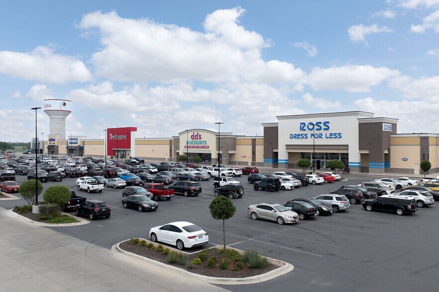 More Photos Of Expressway 83, Donna Unknown For Lease