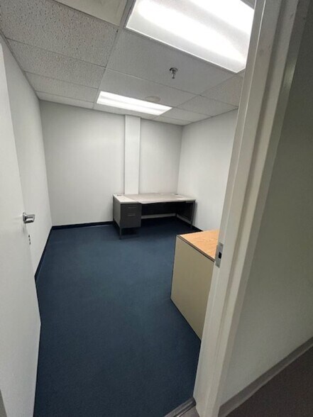 More Photos Of 7 Perimeter Rd, Manchester Light Manufacturing For Lease