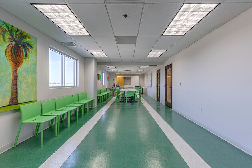 More Photos Of 1800-1850 E Merritt Island Cswy, Merritt Island Auto Dealership For Lease