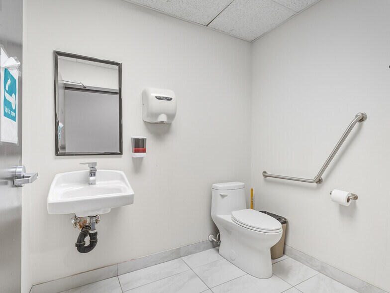 More Photos Of 470-560 Kingsway, Vancouver Storefront For Sale