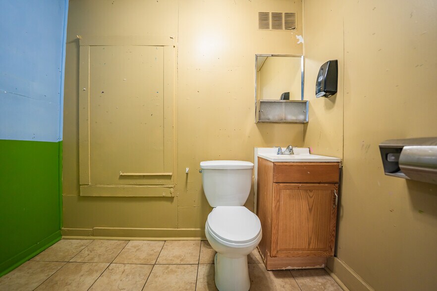 More Photos Of 7050 US Highway 87, San Antonio Freestanding For Sale