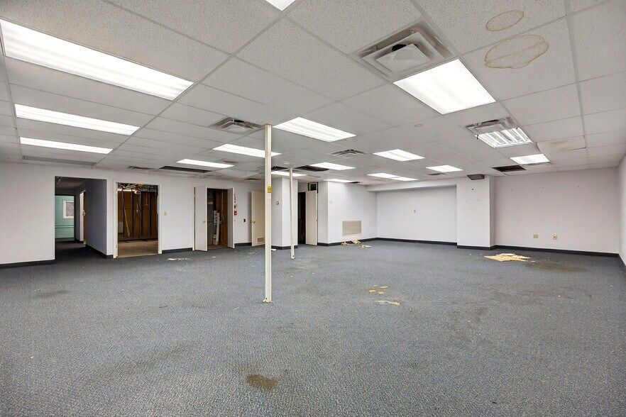More Photos Of 4127-4141 Mayfield Rd, South Euclid Office For Sale