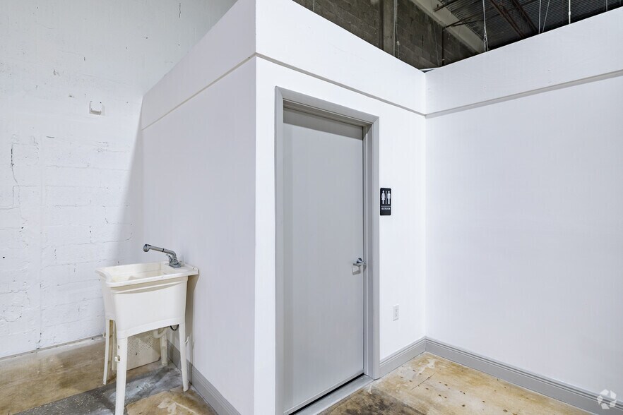 More Photos Of 1352-1382 NW 78th Ave, Doral Unknown For Lease