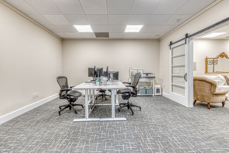 More Photos Of 126-130 N Main St, East Hampton Office For Lease