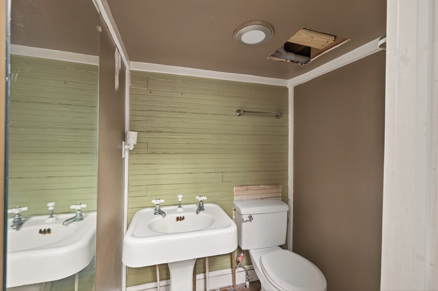 More Photos Of 304 S Cherokee Rd, Social Circle Flex For Sale