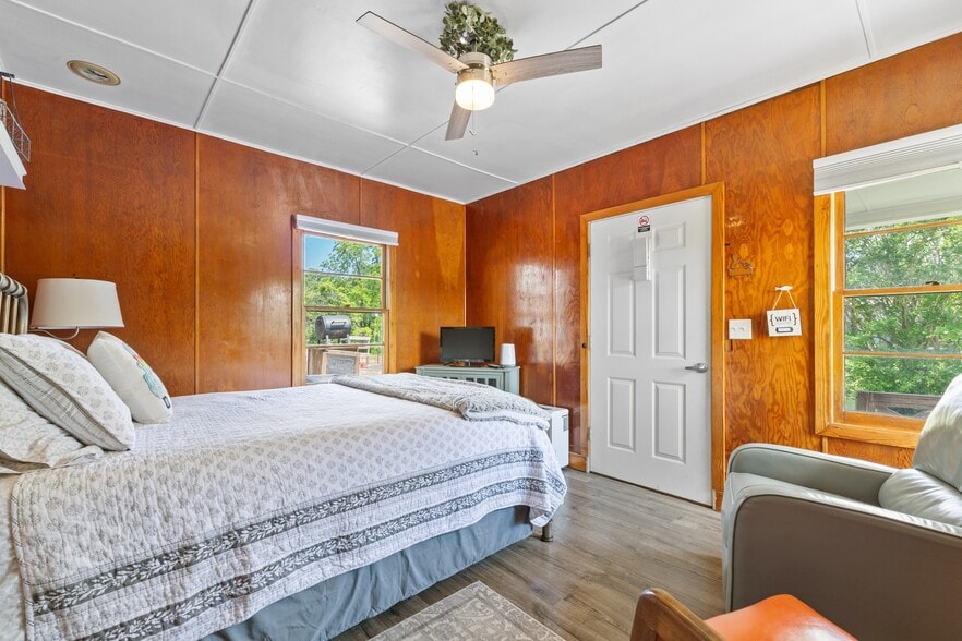 More Photos Of 10897 AR-5, Salesville Hotel For Sale