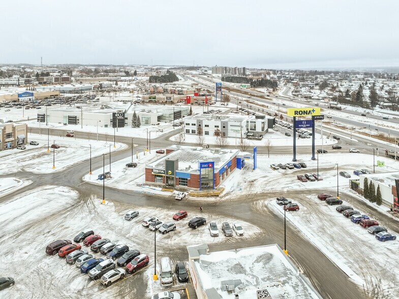 More Photos Of 207 Av Joseph-Casavant, Québec Freestanding For Lease