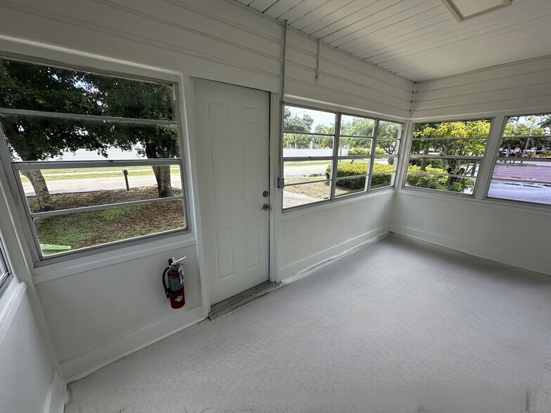 More Photos Of 2023 Jeffcott St, Fort Myers Office For Sale