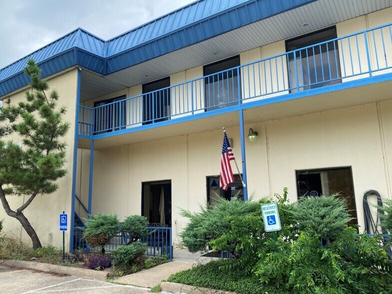 More Photos Of 1039 N Interstate 35E, Carrollton Research And Development For Lease