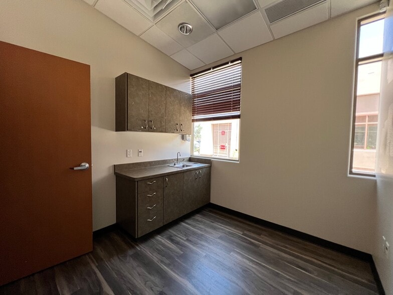 More Photos Of 9179 W Thunderbird Rd, Peoria Medical For Sale