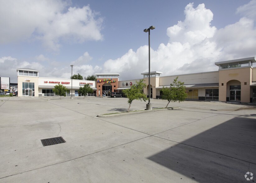More Photos Of 5920 Bellaire Blvd, Houston Unknown For Lease