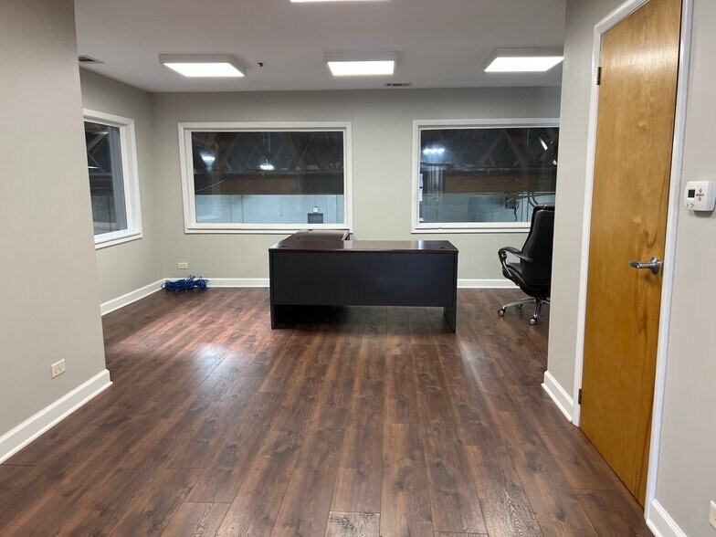 More Photos Of 2107 W Fulton St, Chicago Showroom For Sale