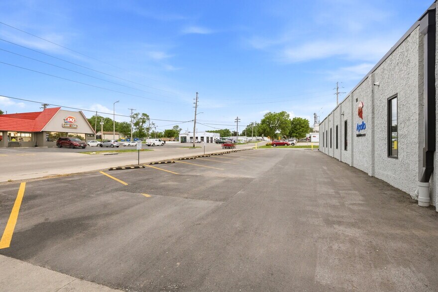 More Photos Of 326 SE Douglas St, Lees Summit Office For Sale