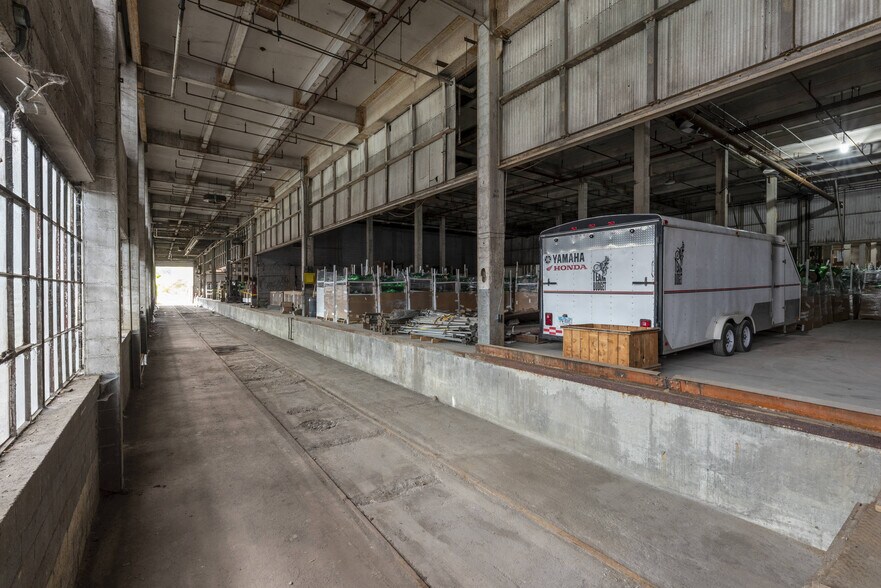 More Photos Of 246-250 E Fourth St, Mansfield Distribution For Lease